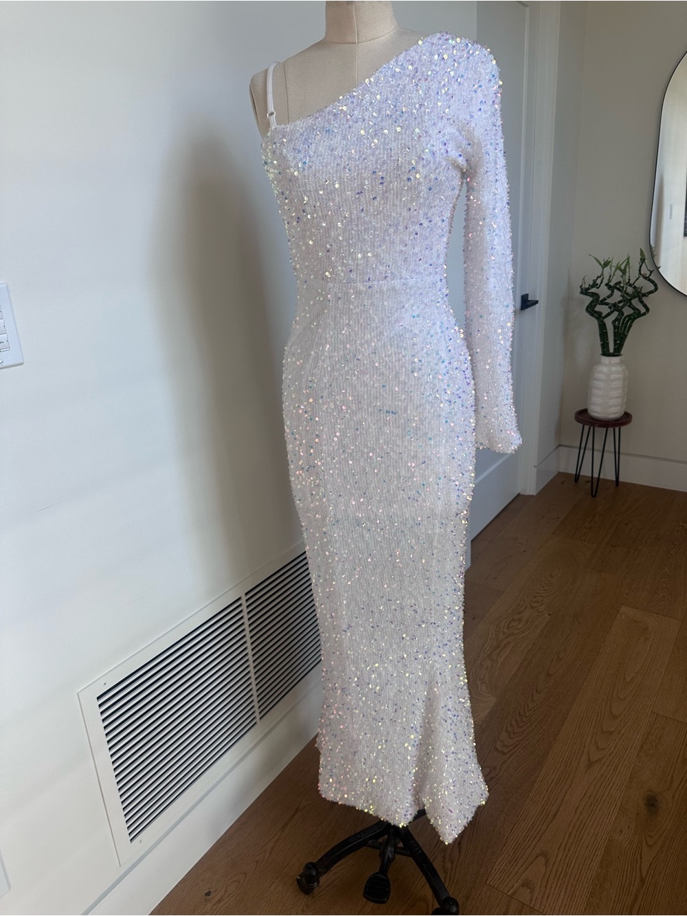 Elegant White Sequin One-Shoulder Evening Gown (Size S, label is Miss Ord)
